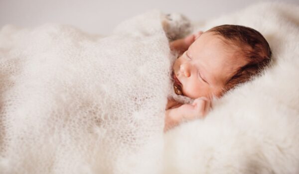 small baby lies bed 1 min درمانگاه کودک سالم