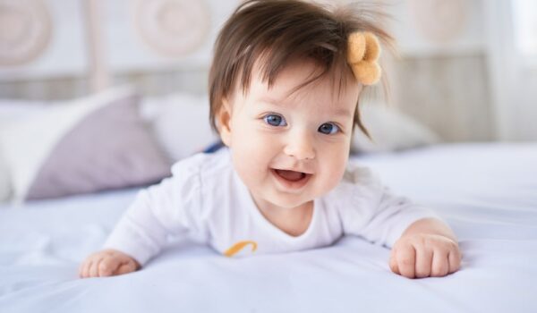 small baby lies bed 2 min درمانگاه کودک سالم